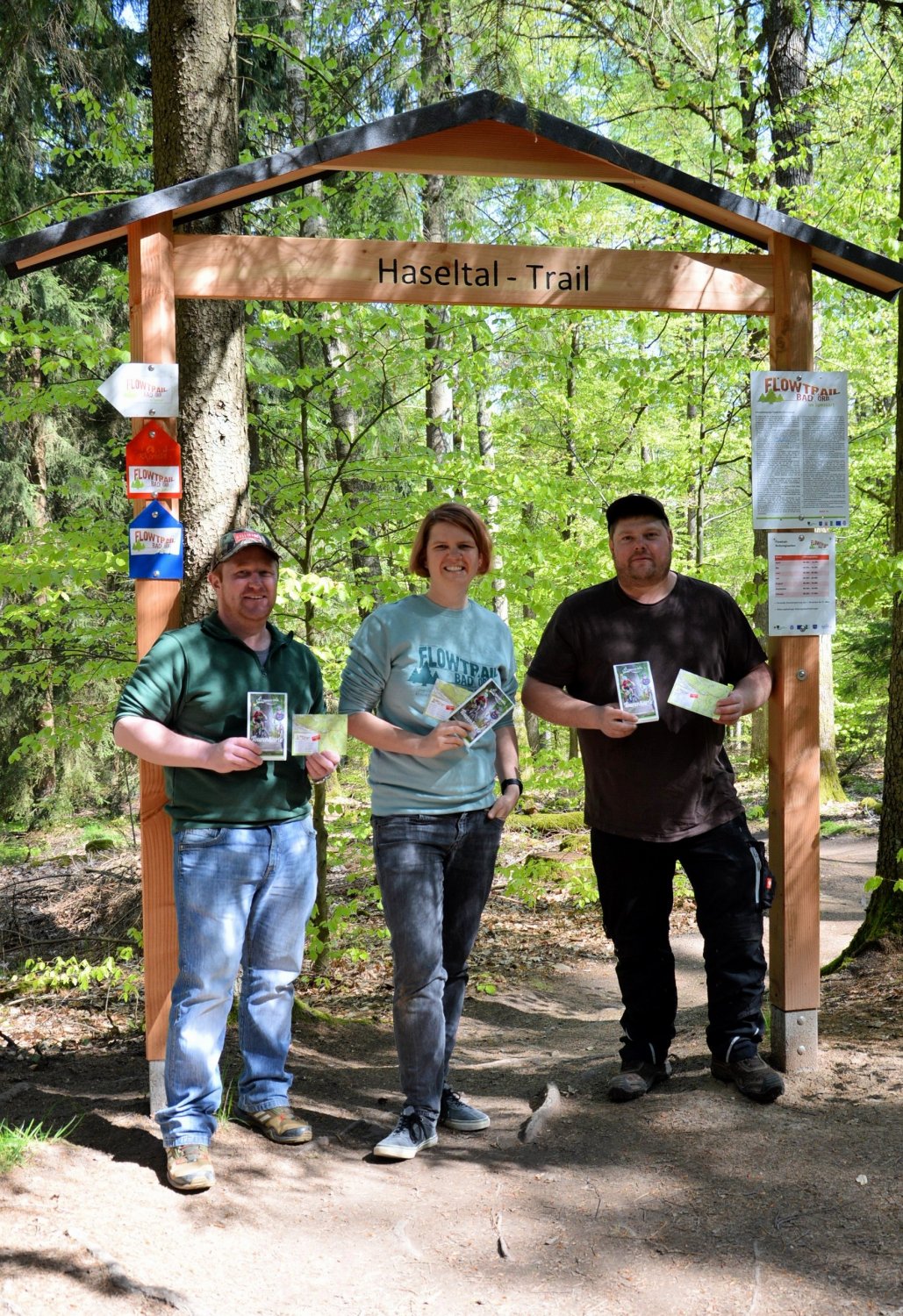 Annika Ludwig, Naturpark-Geschäftsführerin mit den Mitarbeitern der Naturpark-Werkstatt , Hubertus Dorr (l.) und Stefan Stoppel.