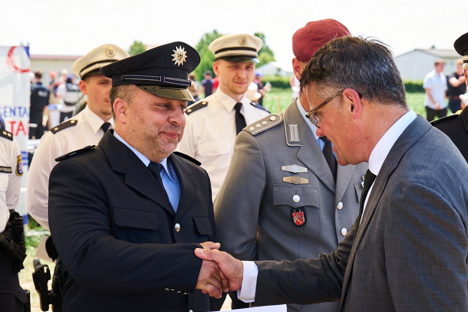Der Hessische Ministerpräsident Boris Rhein mit Denis Köpnick.