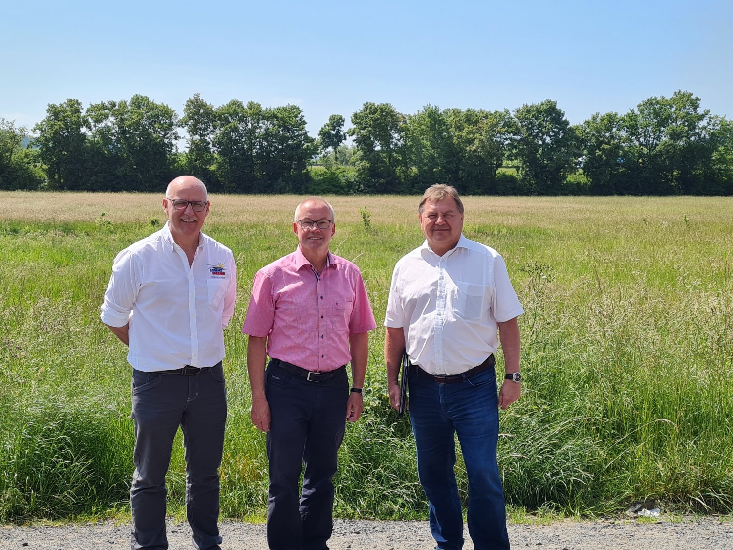 Treffen zum Vermessungstermin am künftigen Gewerbegrundstück in der Robert-Bosch-Straße in Lieblos (v.li.): Mike Lorenz (Geschäftsführer von Lorenz Energie GmbH), Bürgermeister Gerald Helfrich und Michael Schrems (Geschäftsführer Asecos GmbH).