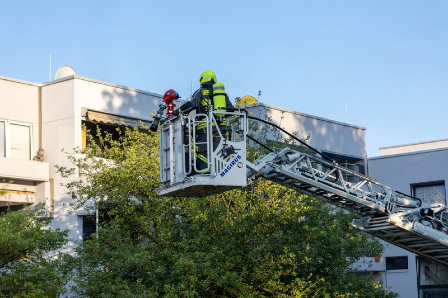 Bei einem Feuer in einem Altenzentrum in Rodenbach ist am Montagabend ein 88 Jahre alter Bewohner verletzt worden.
