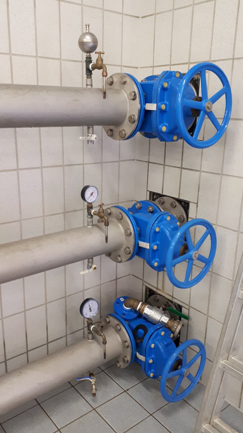 Auch die Aufbereitungsanlage in Hain-Gründau, wo das Wasser der drei Brunnen zusammenkommt, zählt zu den regelmäßigen Probeentnahmestellen zur Ursacheneingrenzung.