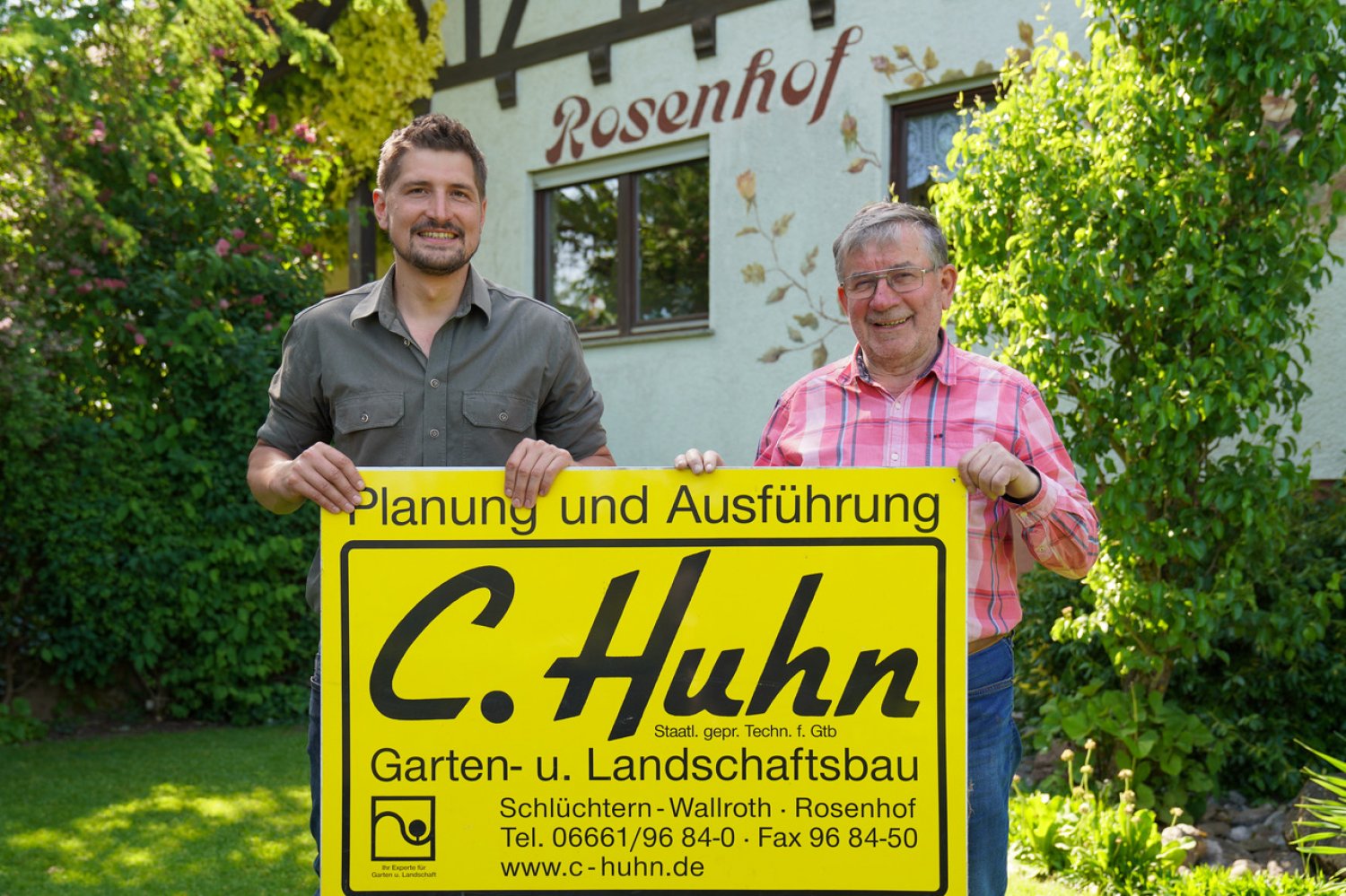 Richard Handwerk (links) wird neuer Inhaber und Geschäftsführer des Garten- und Landschaftsbauunternehmens von Cölestin Huhn.