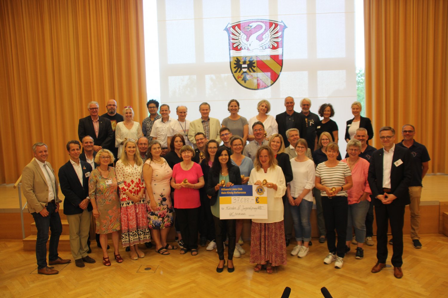 Vertreter der geförderten Vereine und Institutionen mit Jochen Bühler und Jan-Ulrich Seeliger (vorne, links) sowie Christian Kinner (vorne, rechts) vom Lions Club.
