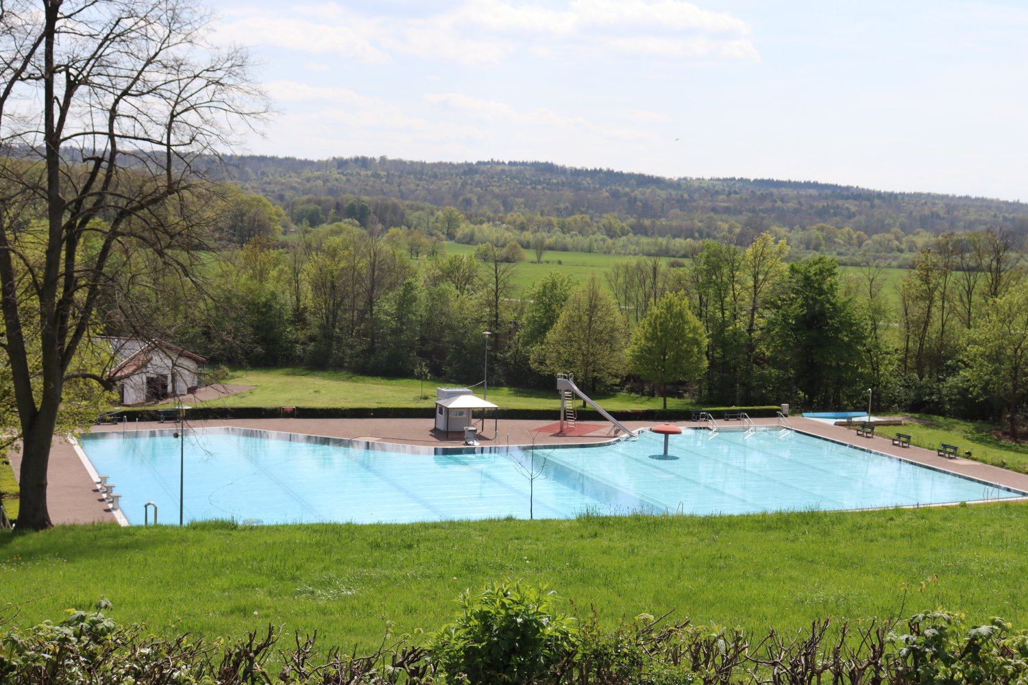 Am frühen Montagmorgen sind zwei Einbrecher ins Langenselbolder Freibad eingestiegen.