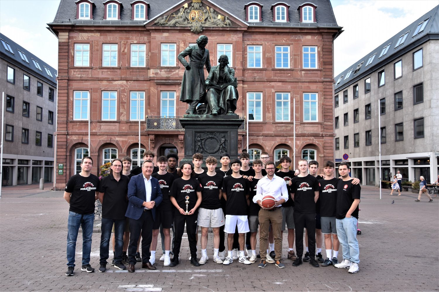 Die U-18 Basketballmannschaft der Turngemeinde Hanau (TGH) hat den begehrten Vereinspokal des Deutschen Basketball Bunds (DBB) gewonnen.