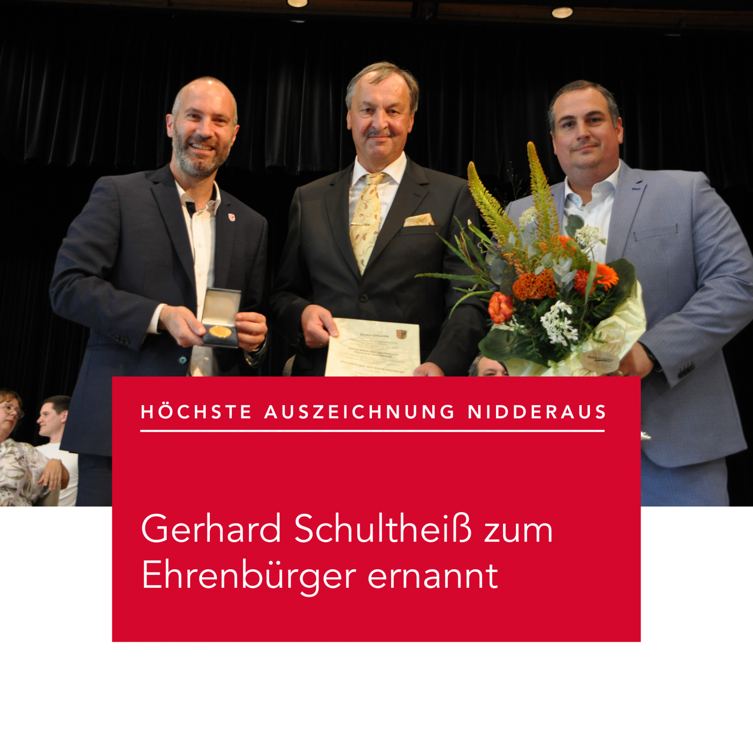 Die Goldene Ehrenmedaille von Bürgermeister Andreas Bär, Blumen von Stadtverordnetenvorsteher Jan Jakobi: Gerhard Schultheiß ist der der sechste Ehrenbürger in der Geschichte der Stadt Nidderau.