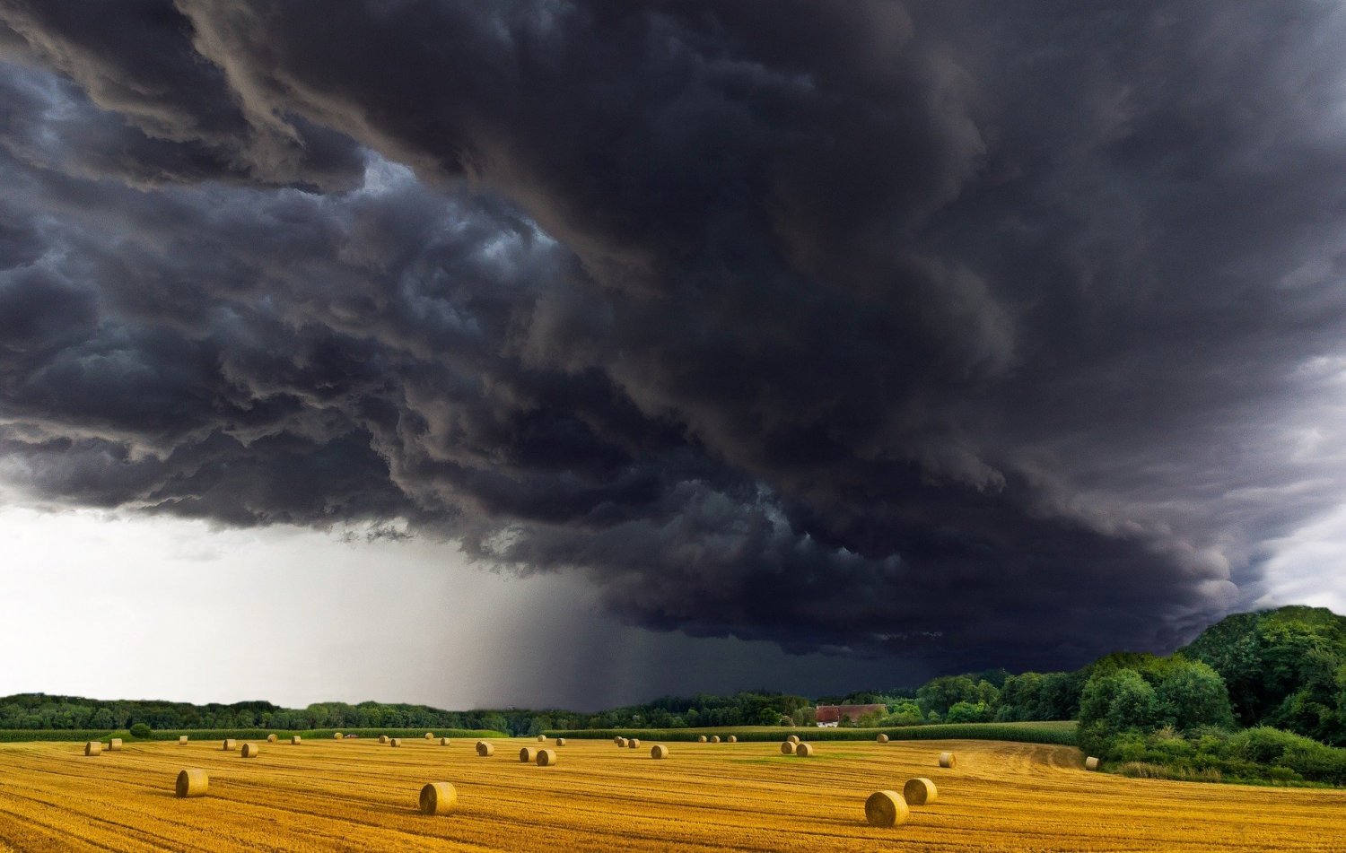 Der Deutsche Wetterdienst (DWD) warnt aktuell vor schwerem Gewitter...