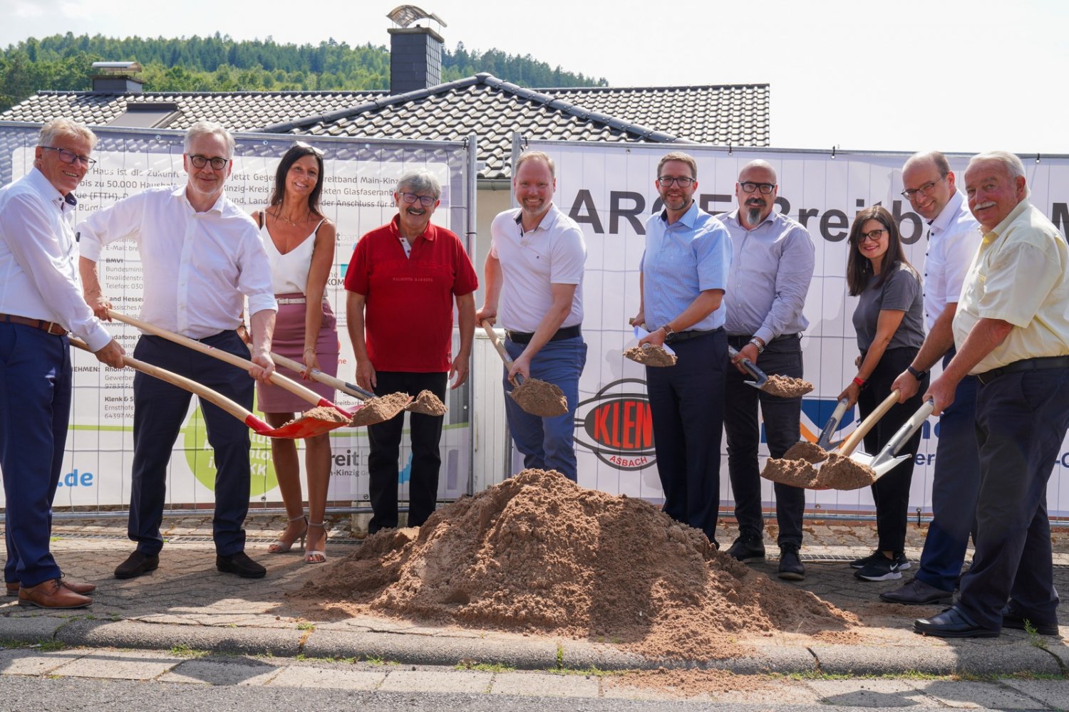 Strahlende Gesichter beim offiziellen Spatenstich in Gelnhausen-Höchst (von links): Winfried Ottmann, Rolf-Peter Scharfe, Simone Roth, Uwe Häuser, Christian Litzinger, Thorsten Stolz, Andreas Kühl, Rosa Casal, Mathias Faubel und Günter Frenz.