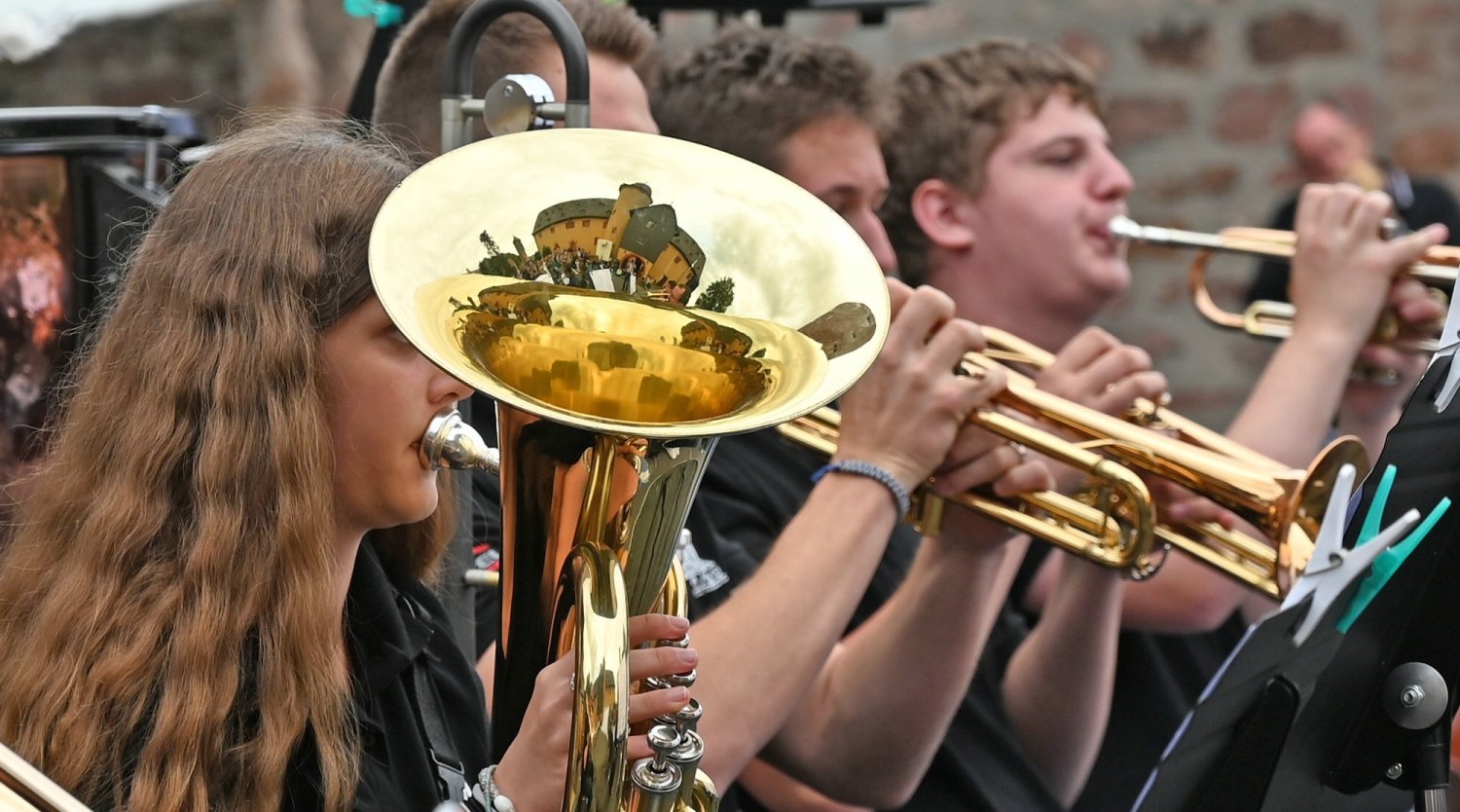 Im Burghof der Burg Schwarzenfels gab man ein Open-Air-Konzert. 