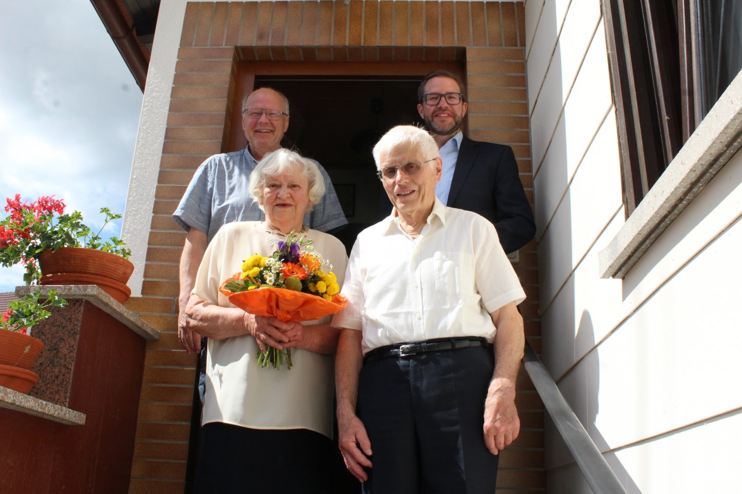 Brachttals Bürgermeister Wolfram Zimmer (links) und Landrat Thorsten Stolz gratulieren Helmi und Wilfried Wies zur Eisernen Hochzeit.