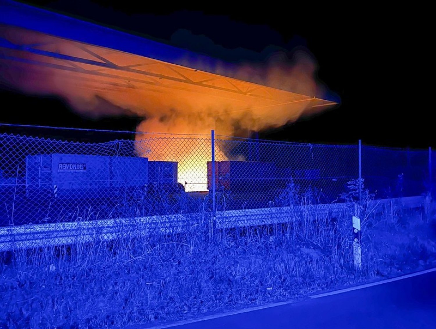 In der Nacht loderten die Flammen auf der Mülldeponie in Gelnhausen.