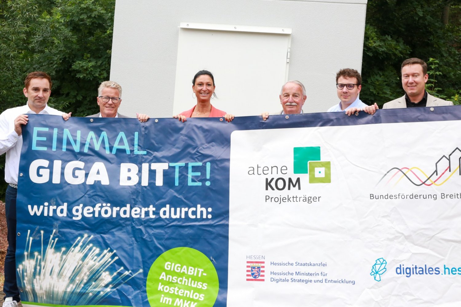 Sie stehen vor der frisch errichteten Glasfaser-Technikzentrale (v.l.n.r.): Christian Fütz, Winfried Ottmann, Simone Roth, Günter Frenz, Philipp Kneip und Matthias Möller. 