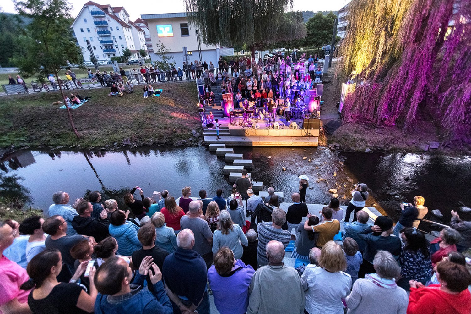 Vom 6. bis 12. Juli 2023 wird die einmalige Bühne inmitten des Flüsschens Salz zum Schauplatz des Musikfestivals Wasserspiele in Bad Soden-Salmünster.