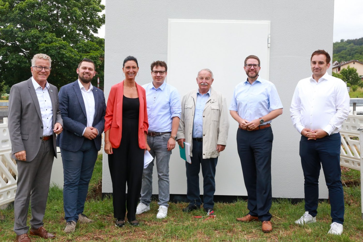 Sie stehen in Mottgers vor dem Herzstück einer Glasfaser-Verkabelung, v.l.n.r.: Winfried Ottmann, Thomas Henfling, Simone Roth, Philipp Kneip, Günter Frenz, Thorsten Stolz und Christian Fütz.   