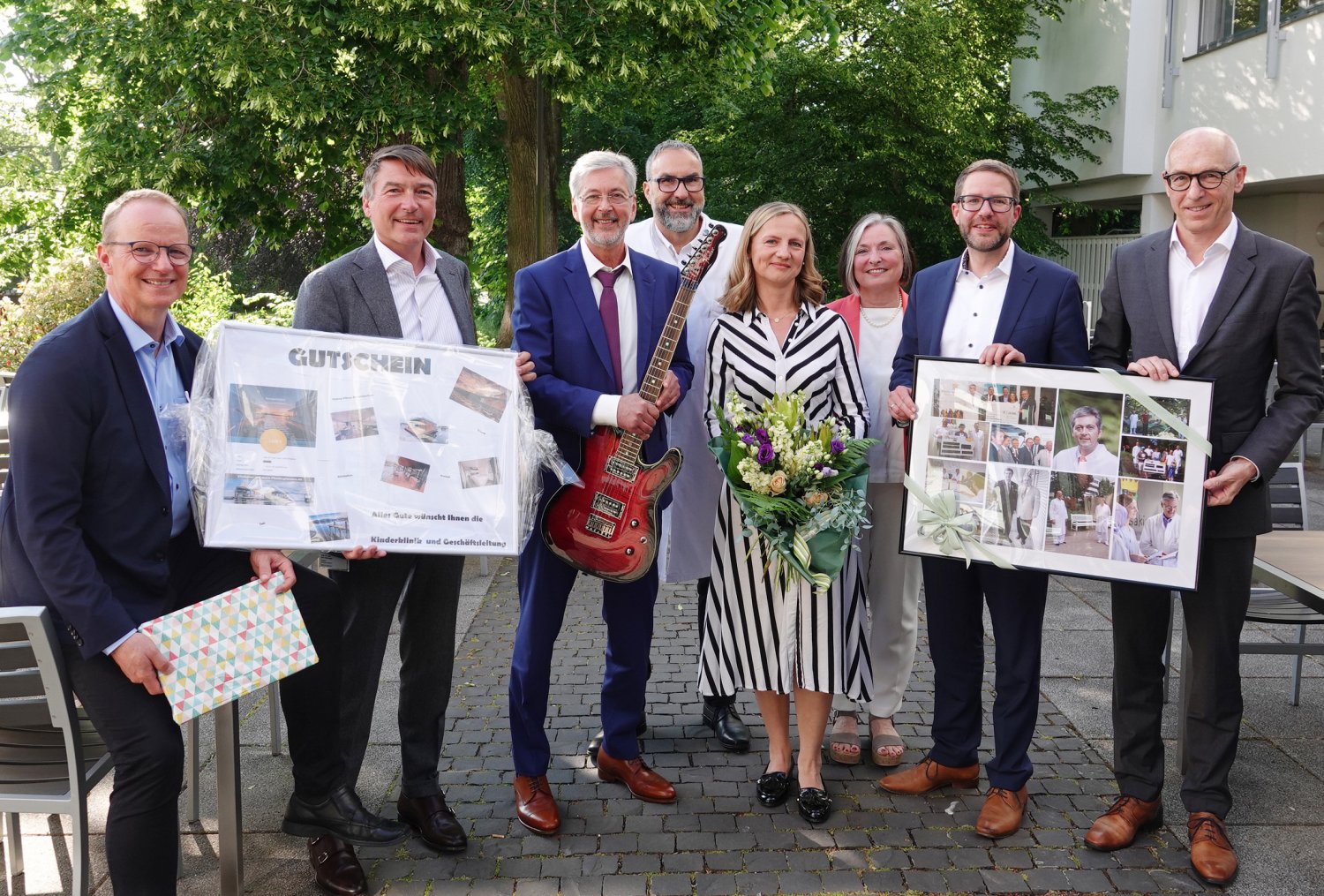 v.l.n.r.: Nachfolger PD Dr. Horst Buxmann, Ärztl. Direktor Prof. Dr. Dirk Meininger, Dr. Hans-Ulrich Rhodius, Dr. Andreas Schneider, Alma Ekic, Dr. Sabine Wenzel, Thorsten Stolz & Dieter Bartsch.