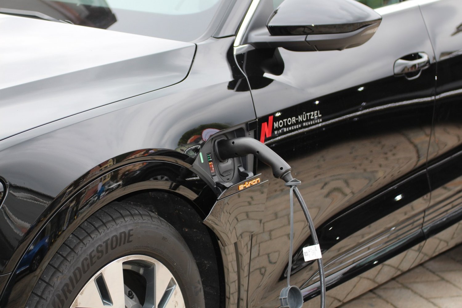 Mit der richtigen Planung steht der Urlaubsreise mit einem E-Auto nichts entgegen.