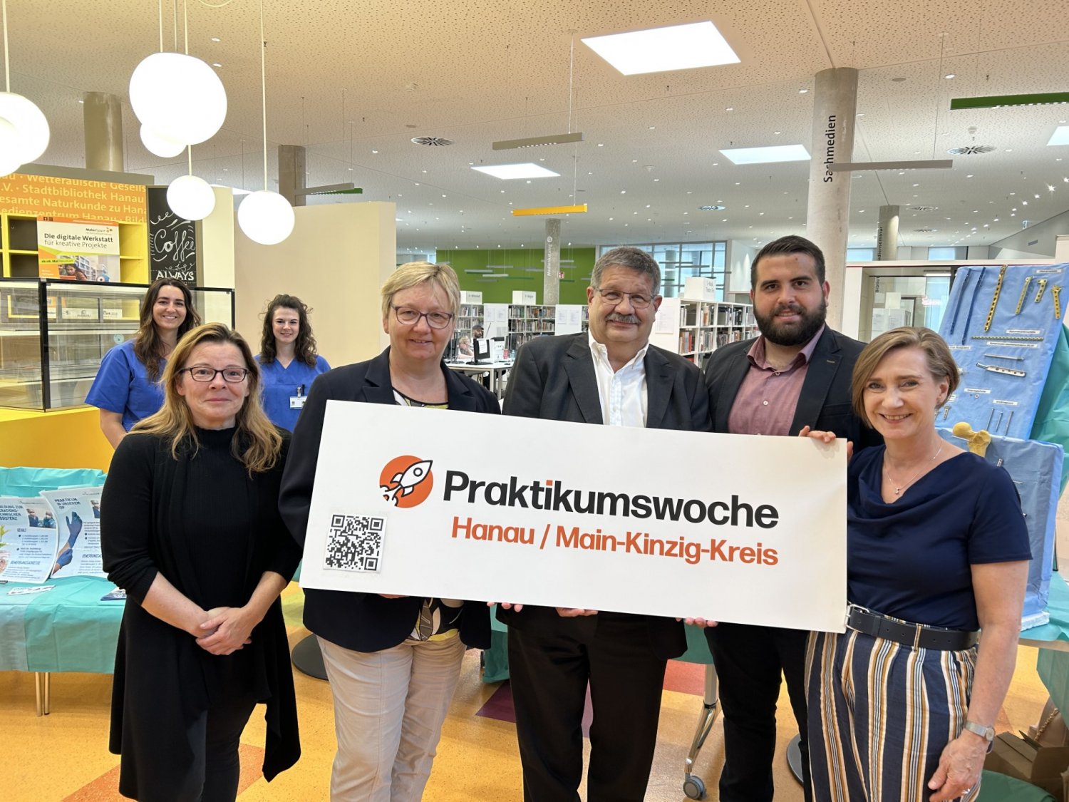 Haben die Praktikumswoche beim Projekt „Tatkraft“ im Kulturforum Hanau vorgestellt v.l.n.r.: Nicole Laupus, Heike Hengster, Walter Dreßbach, Amir Nimer und Claudia Blaak.