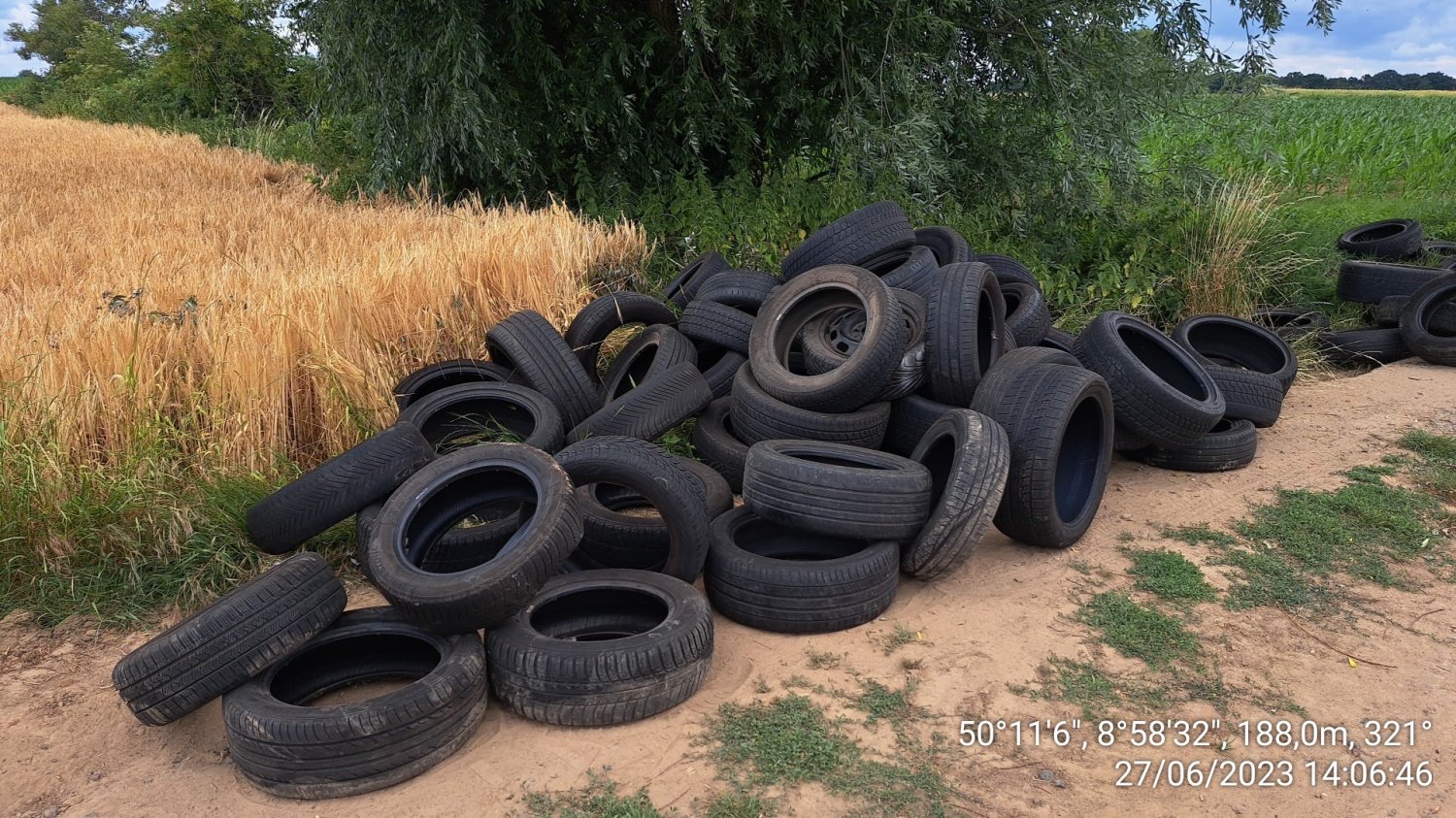 150 Altreifen mit und ohne Felgen wurden abgeladen.