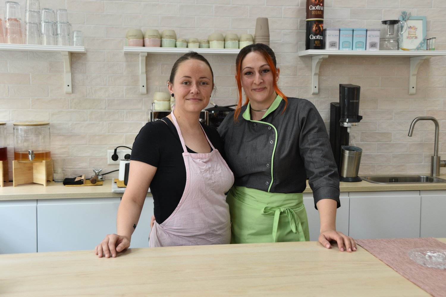Sarah (rechts) und ihre Mitarbeiterin Rona 