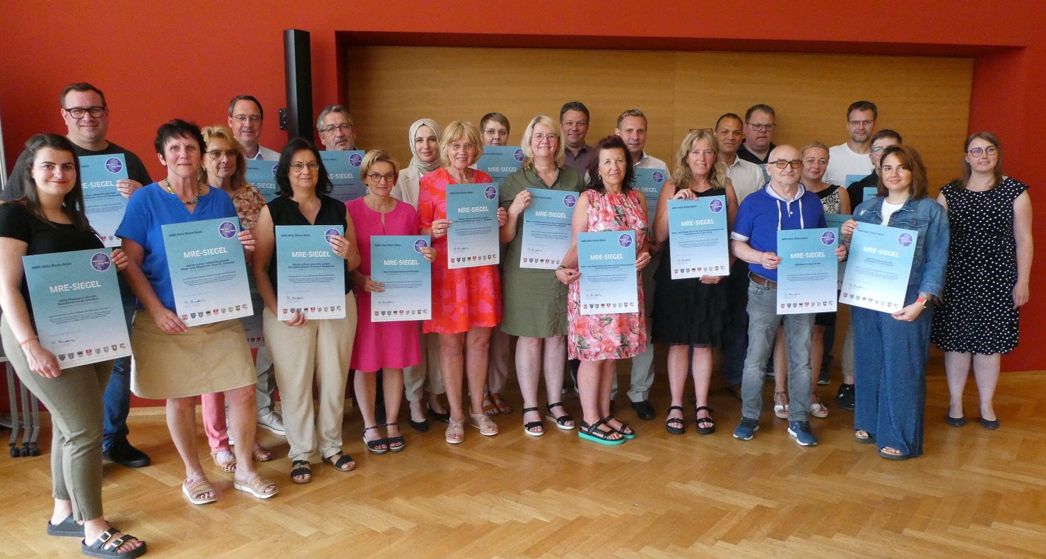 Vertreter und Vertreterinnen von 19 Einrichtungen erhalten im Main-Kinzig-Forum ihre Qualitätssiegel vom MRE-Netz Rhein-Main.