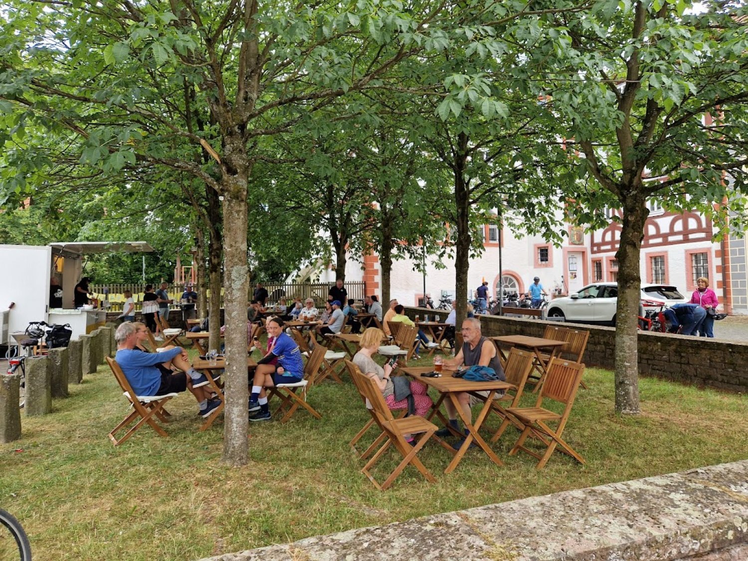 Die Stadt Bad Soden-Salmünster freut sich, die Eröffnung des KINZZ-Biergartens im Schleifrashof in der historischen Altstadt von Salmünster bekannt zu geben.