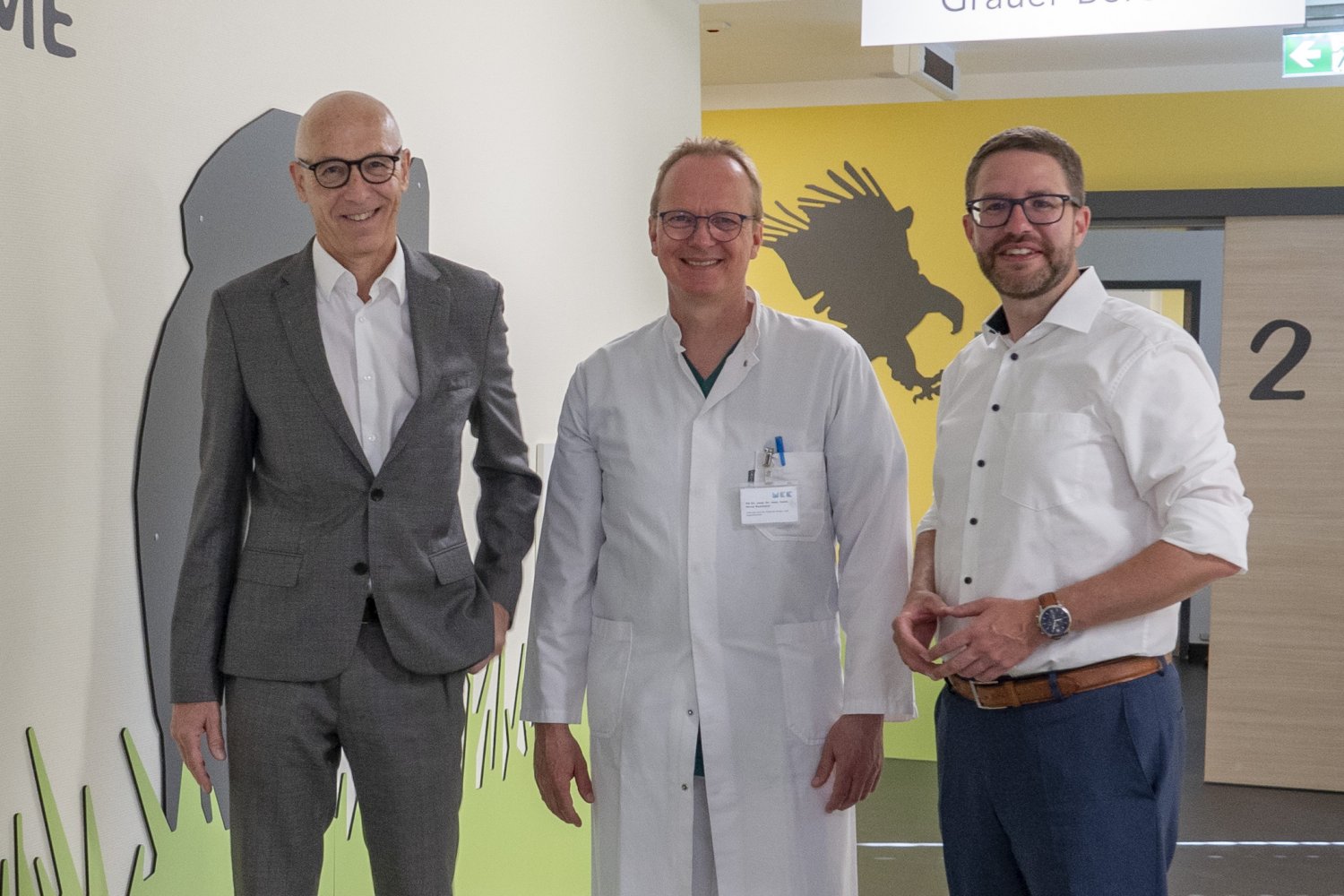 Geschäftsführer Dieter Bartsch, neuer Ärztlicher Leiter Kinderklinik PD Dr. Dr. Horst Buxmann sowie Landrat Thorsten Stolz (v.li.).
