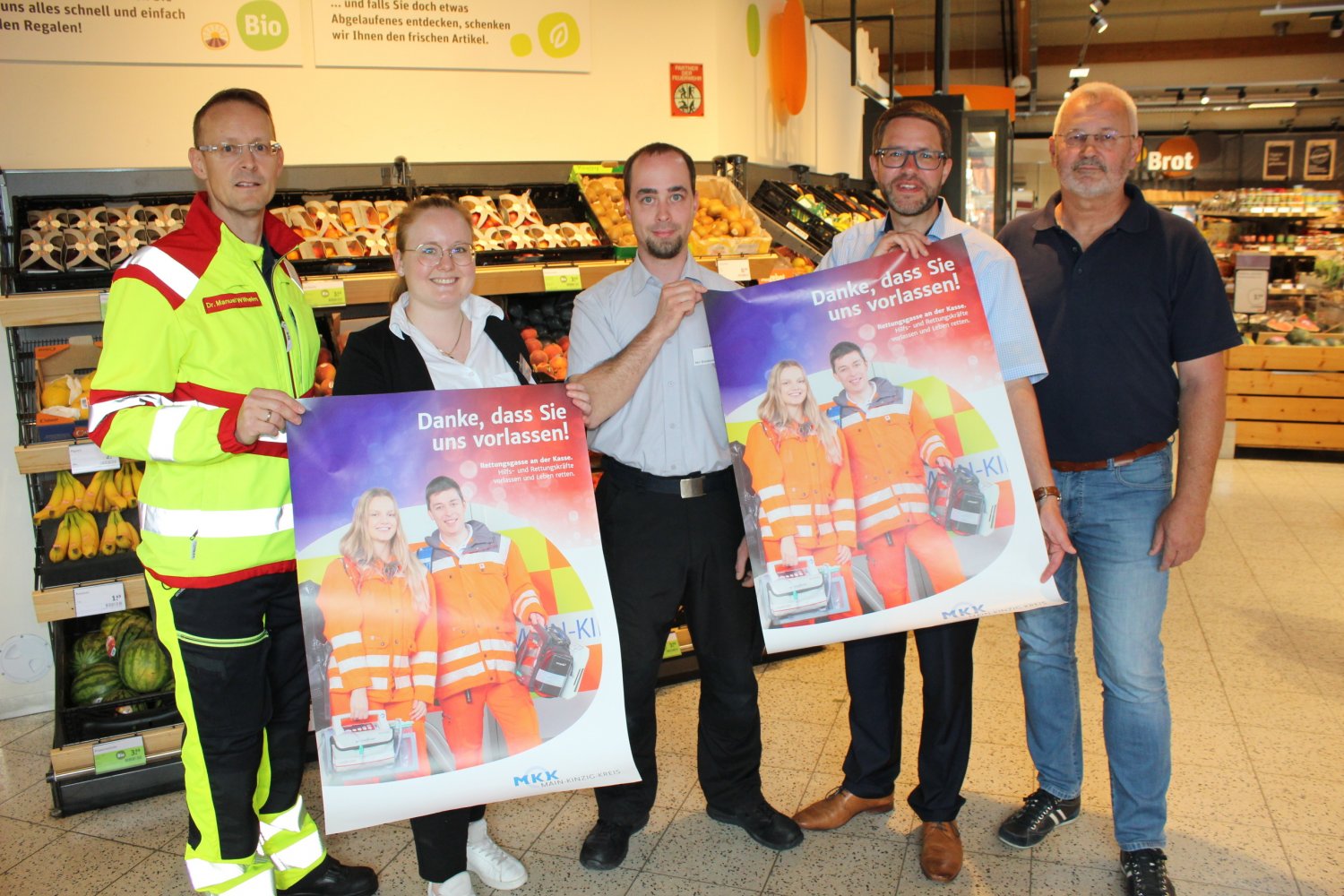 Eine „Rettungsgasse an der Kasse“ ist im Tegut in Brachttal-Schlierbach eingerichtet (von links): Manuel Wilhelm (Ärztlicher Leiter Rettungsdienst), Sarah Schäfer, Mischa Brandenstein, Landrat Thorsten Stolz und Günther Seitz.