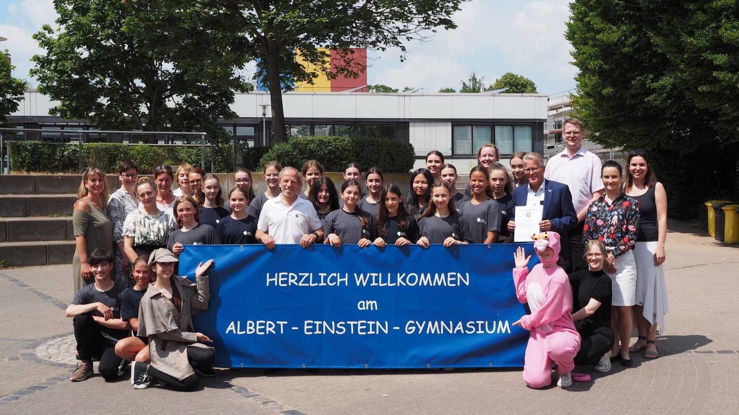 Während einer kleinen Feierstunde überreichte Kreisbeigeordneter und Schuldezernent Winfried Ottmann (Dritter von links, zweite Reihe) die offizielle Urkunde zur Namensänderung an Schulleiter Claus Wörn (Fünfter von links, zweite Reihe).