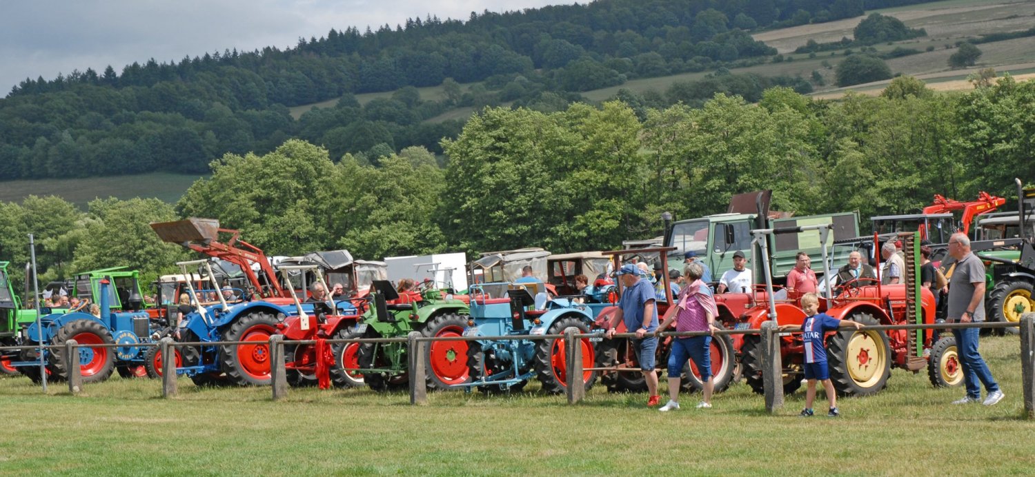 Mächtig was auf die Augen gab es bei der großen Ausstellung, die die Oldtimer- und Schlepperfreunde Sinntal aus Anlass ihres 30-jährigen Vereinsbestehens durchführten.
