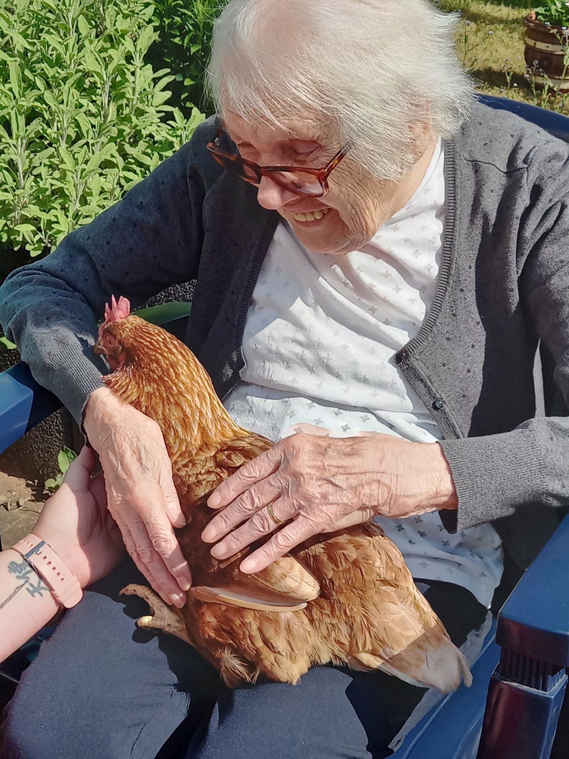 Bewohnerin Elfriede Ernst ist begeistert vom Projekt.