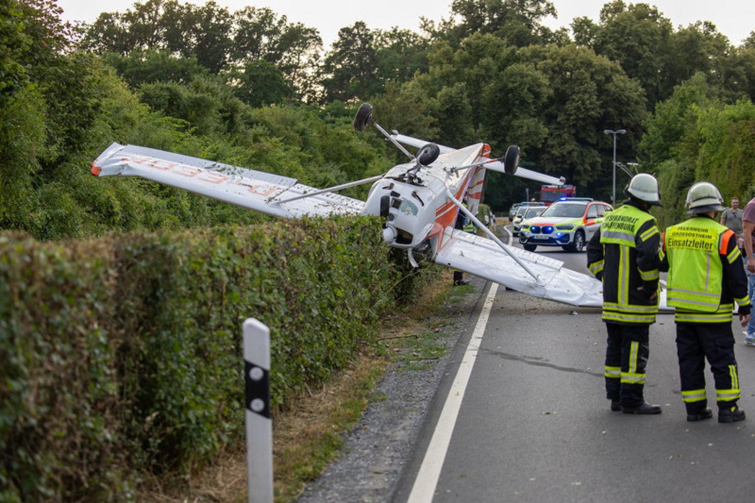 Dieses Kleinflugzeug ist am Dienstagabend in Großostheim abgestürzt.