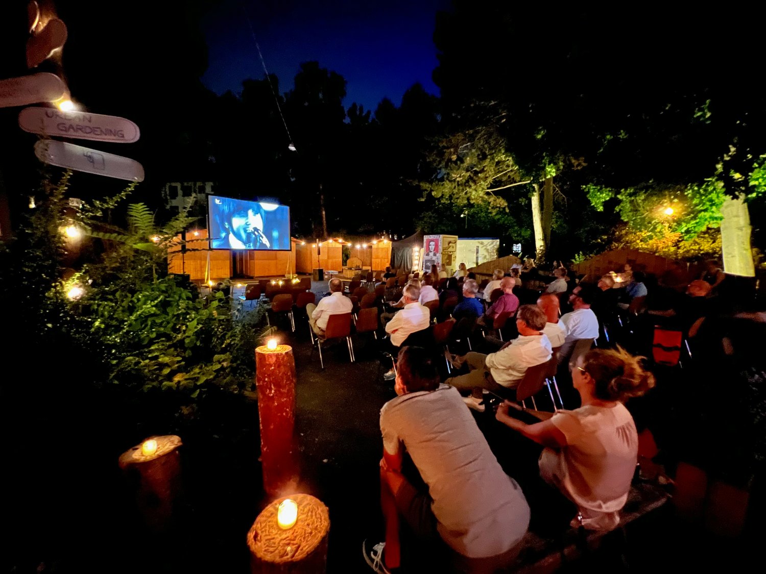 Für fünf Vorstellungen im August wird der Fronhof am Schlossplatz in Hanau zum Open-Air-Kino.