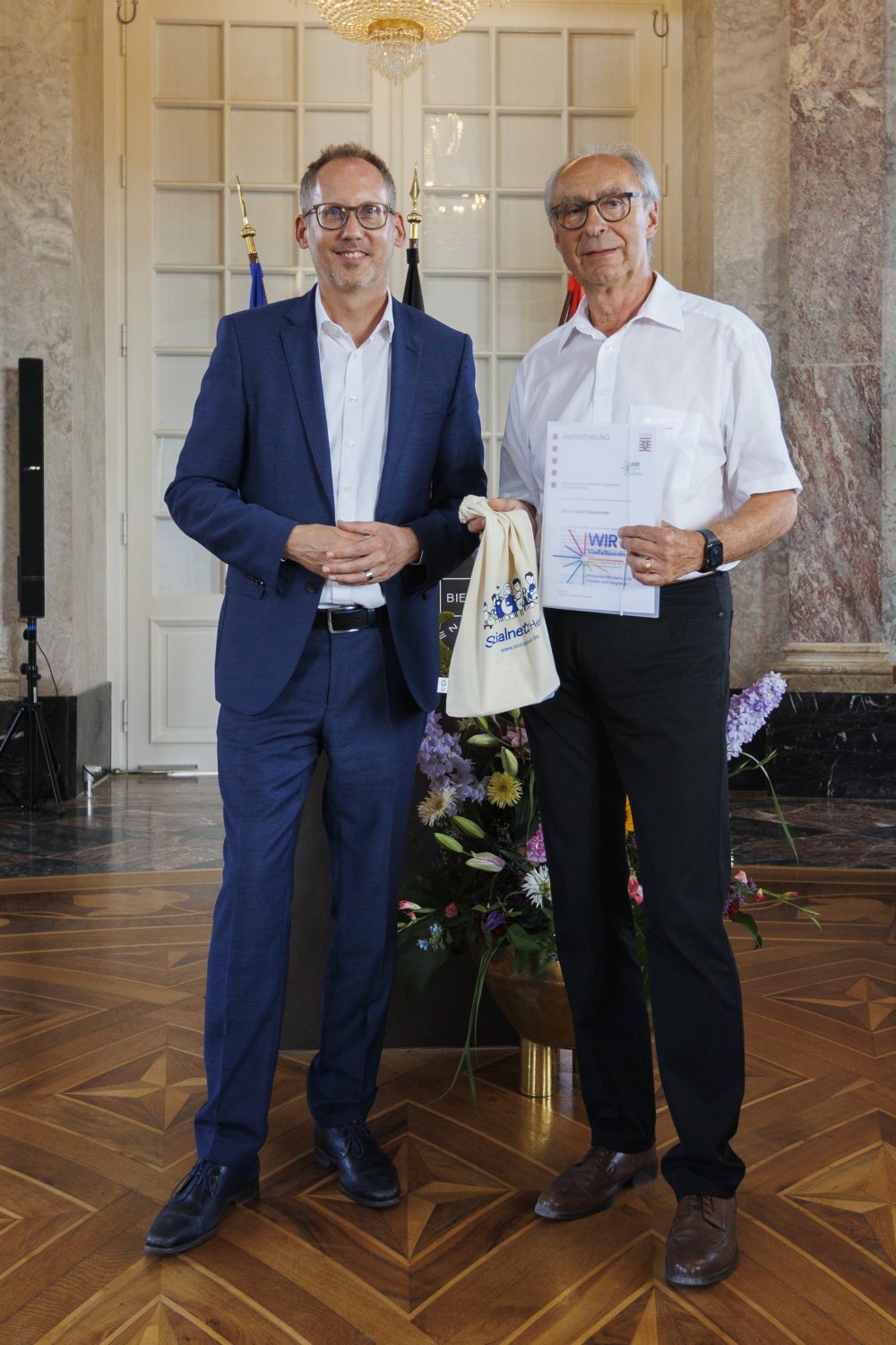 Sozialminister Kai Klose hat sich bei Lucian Stephainski (rechts) aus Freigericht für seine Lotsentätigkeit bedankt.