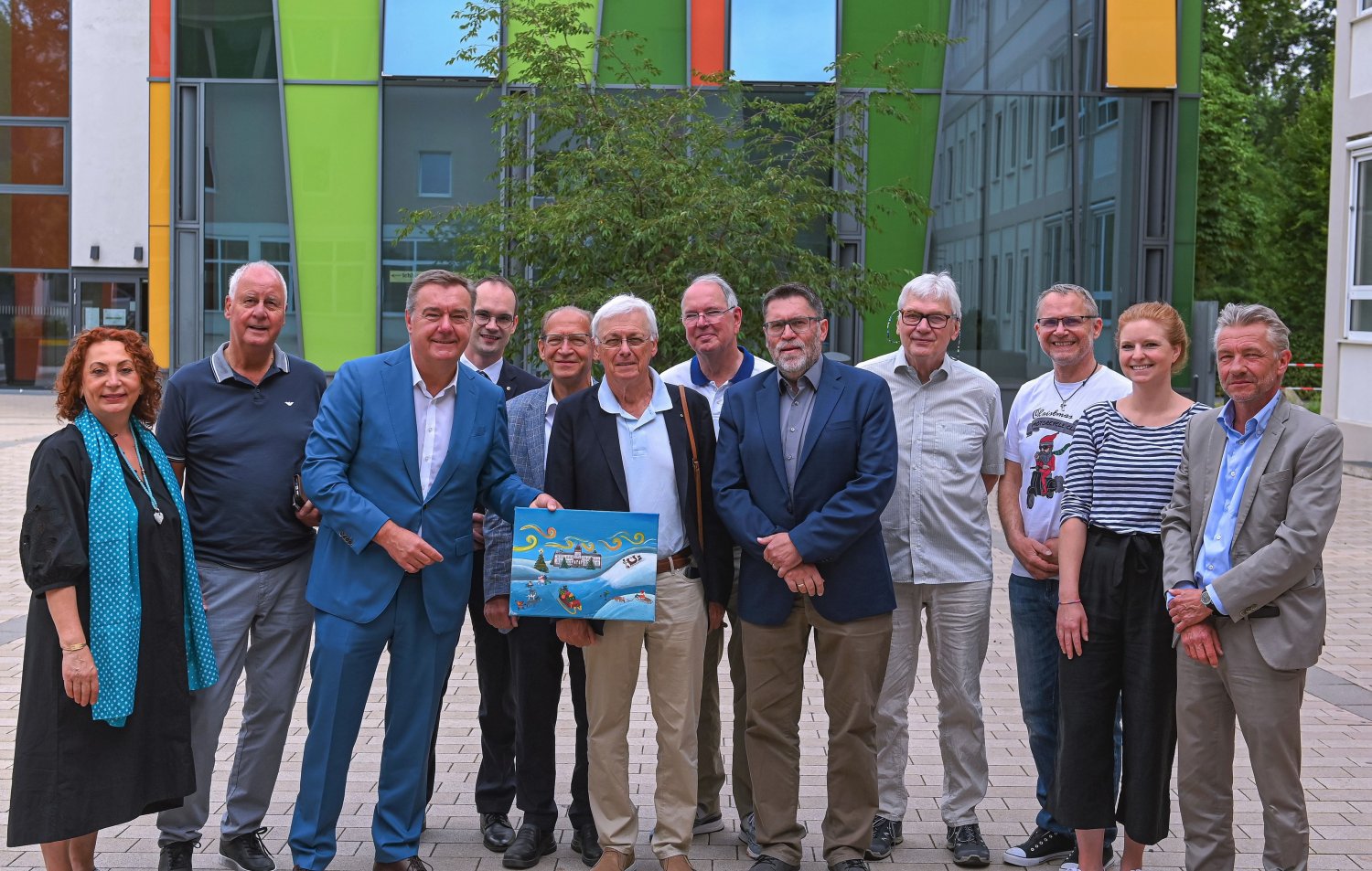 Der Hanauer Adventskalender ist ein Benefizprojekt des Lions Club Hanau und des Lions Club Hanau Brüder Grimm, das unter der Schirmherrschaft von Oberbürgermeister Kaminsky steht und von der Hanau Marketing GmbH koordiniert wird.