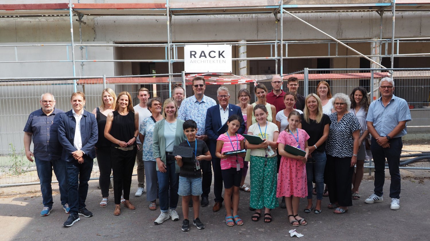Großes Richtfest: Winfried Ottmann (Mitte), Jana Schmidt (Zehnte von rechts), Kerstin Rack (Siebte von links), Bernd Löffert (rechts), Martin Fischer (Neunter von links), Bettina Kaiser (Sechste von rechts), sowie Schüler:innen, Lehrer:innen.