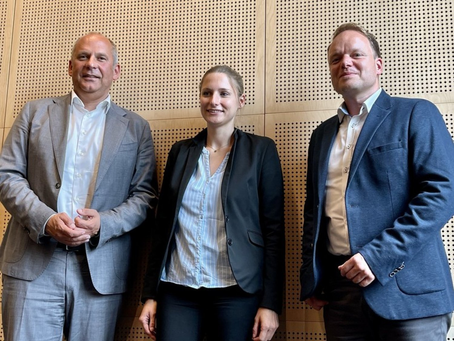 Die Gegen-Hetze-Gang besteht aus Hessens Justizminister Roman Poseck (CDU), Josephine Ballon (NGO Hate Aid) und Oberstaatsanwalt Benjamin Krause (ZIT)