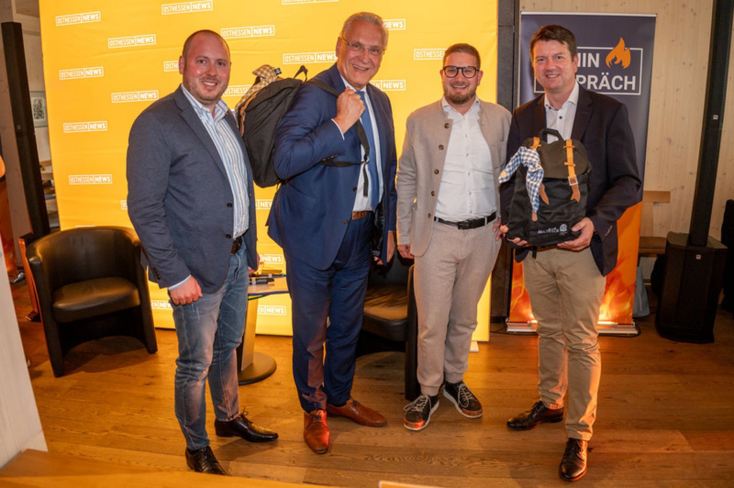 O|N-Kamingespräch in der bayrischen Rhön. v.l. Christian P. Stadtfeld, Innenminister Joachim Herrmann, Hendrik Urbin und Staatssekretär Sandro Kirchner  