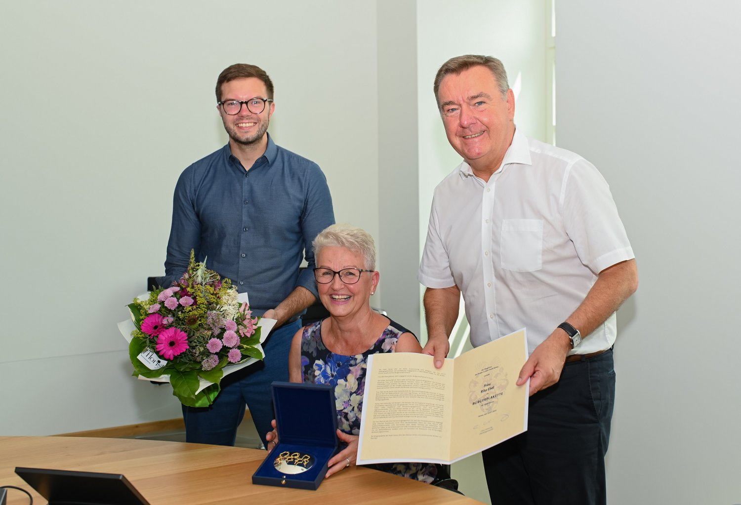 An ihrem Geburtstag mit der Hanauer Bürgerplakette geehrt: Rita Ebel, besser bekannt als Lego-Oma, mit Oberbürgermeister Claus Kaminsky und Bürgermeister Dr. Maximilian Bieri.