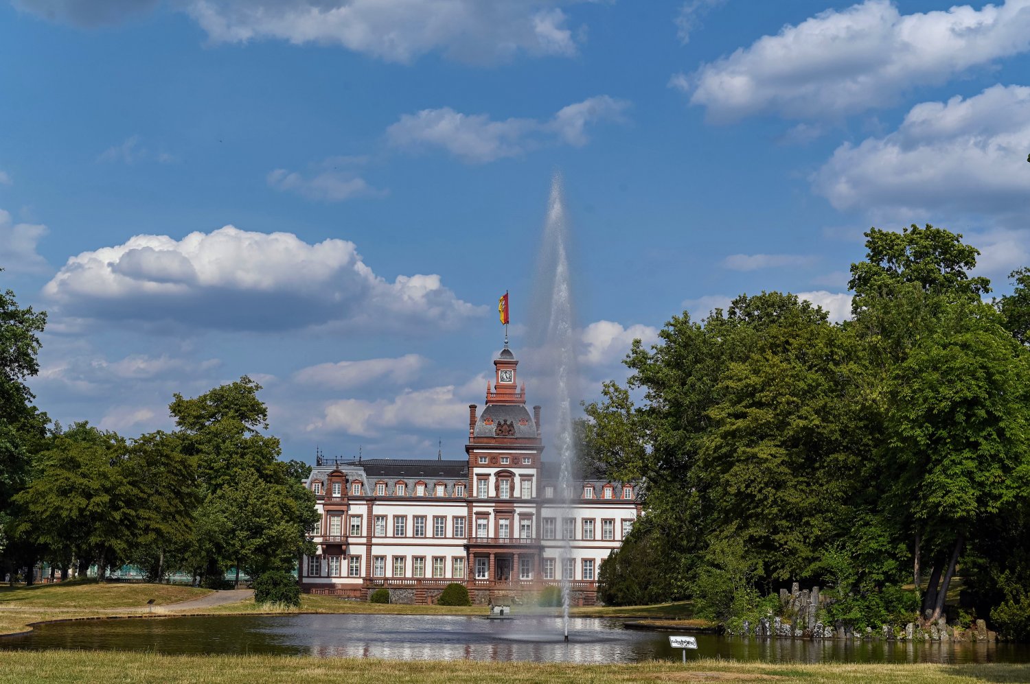 Im Schlosspark Philippsruhe musste eine defekte Pumpe repariert werden.