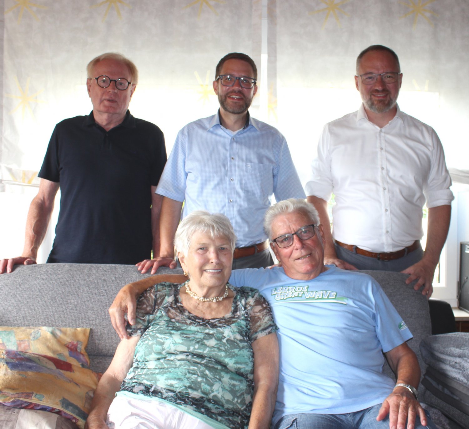 Christel und Wolfgang Desch feiern das Fest der diamantenen Hochzeit. Es gratulierten (hinten von links): Beigeordneter Bernhard Schum, Landrat Thorsten Stolz und Bürgermeister Matthias Schmitt.