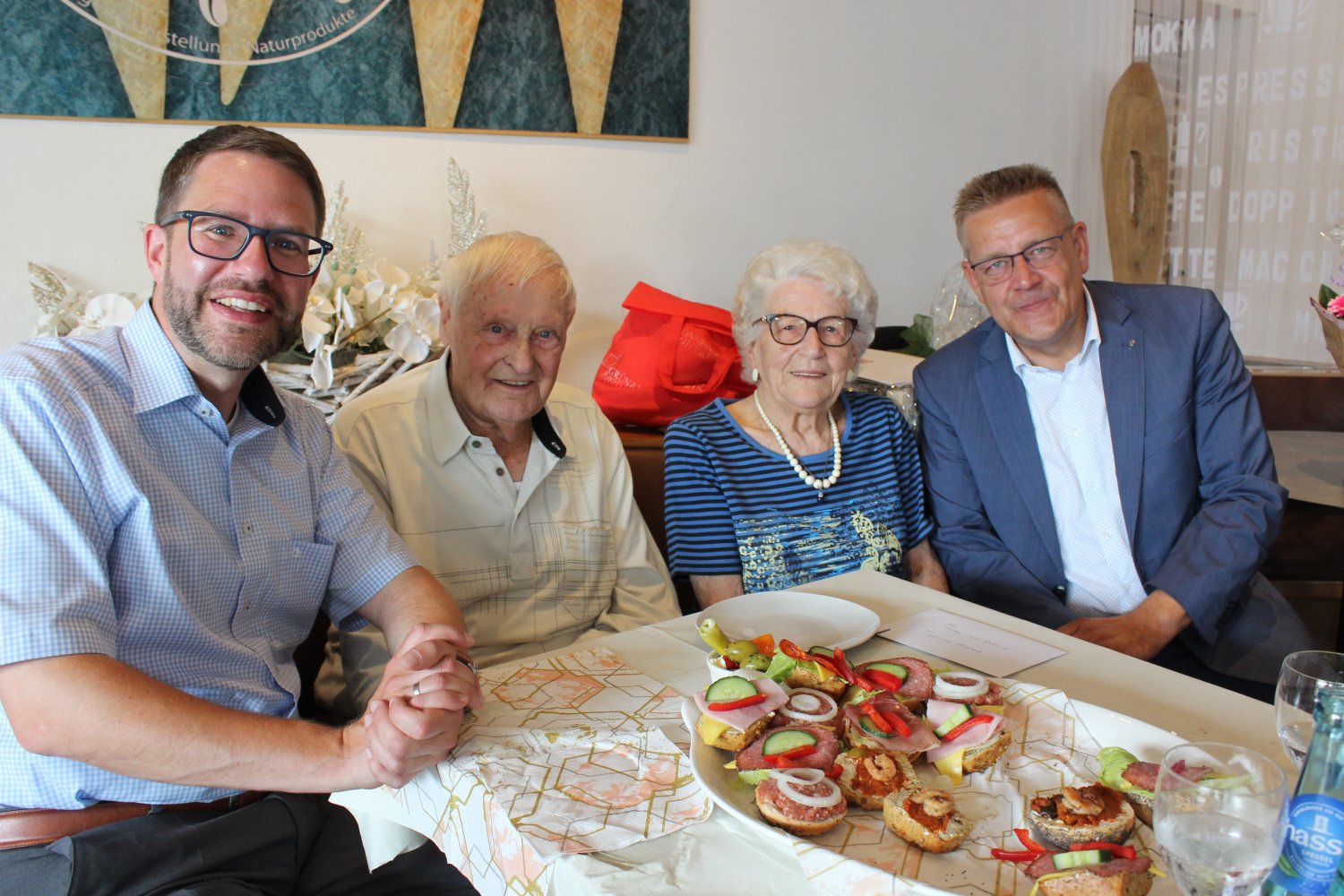 Das Jubelpaar Erika und Gerhard Heitzenröder mit Landrat Thorsten Stolz (links) und Bürgermeister Stefan Erb, die dem Paar zur Gnadenhochzeit gratulierten.