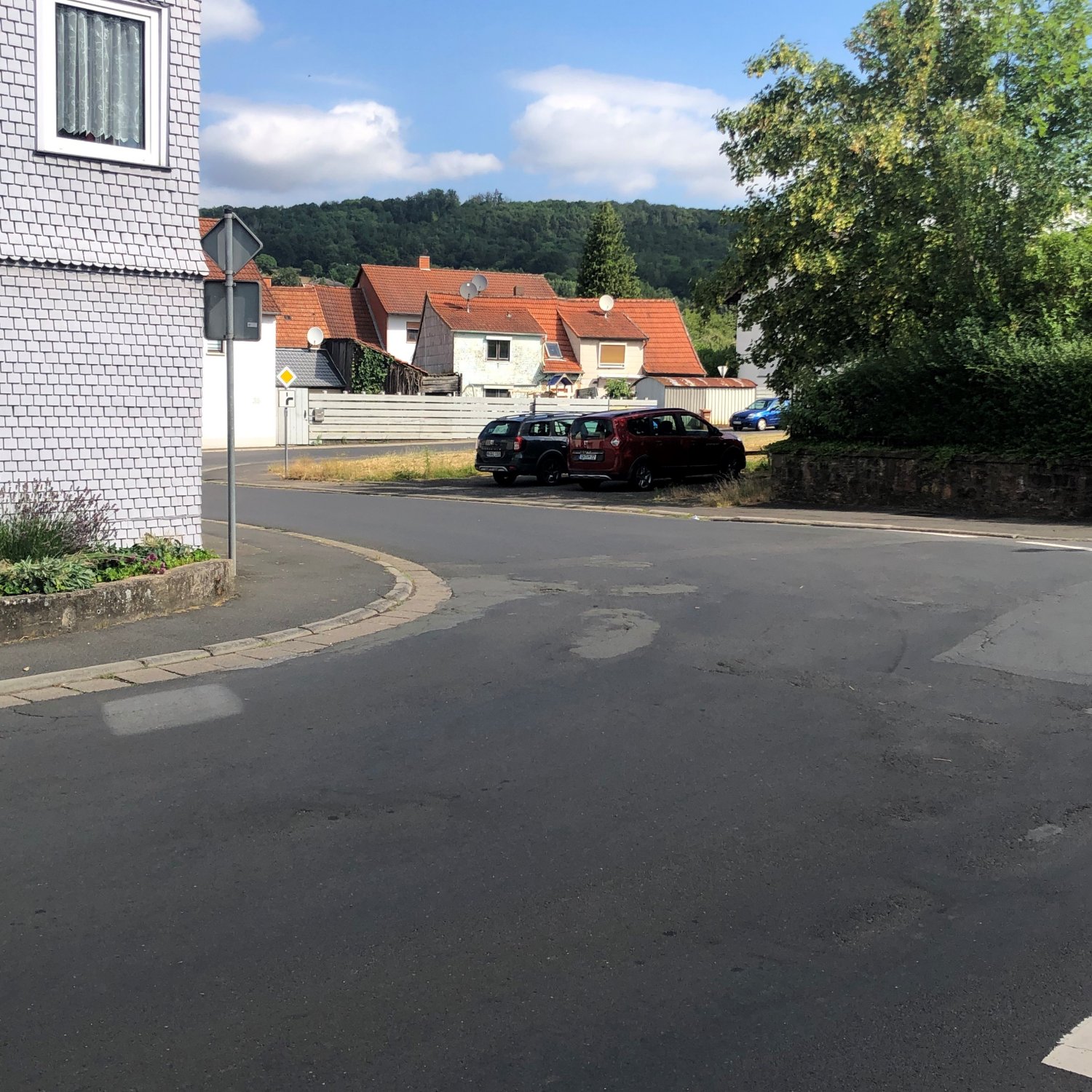 Im Rahmen der Baumaßnahmen in Romsthal wird unter anderem auch die S-Kurve in der Huttentalstraße begradigt.
