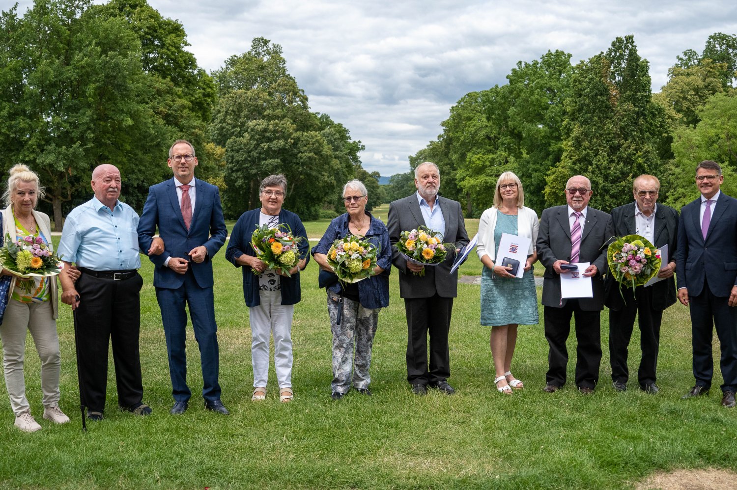 (v.l.n.r.): Birgit Bär (Tochter von Karl-Georg Meininger), Karl-Georg Meininger, Staatsminister Kai Klose, Gudrun Marie Elisabeth Roppel, Hilde Schleufe, Karl Richter, Ilka Kleinsteuber, Heinrich Immel, Rudolf Friedrich Fischer.