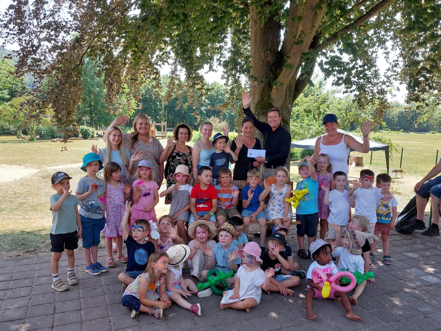 Bürgermeister Matthias Möller (parteilos) übergab anlässlich des Jubiläums und in Gegenwart vieler Kinder einen Scheck an die Leiterin des Kindergartens Mauerwiese, Susanne Jäkel.
