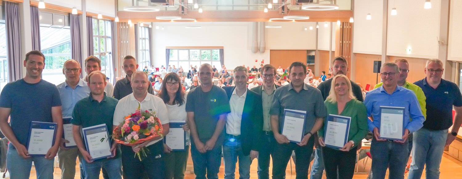v.l.n.r.: Jörg Weitzel, Oliver Wolf, Ronny Fara, Felix Leipold, Timo Röll, Kay Kossatz, Kerstin Alt, Guido Böhm, Peter Jökel, Stefan Jökel, Erhard Matheis, Andreas Walther, Jessica Euler, Klaus Köhler, Markus Schreiber und Christoph Frings. 