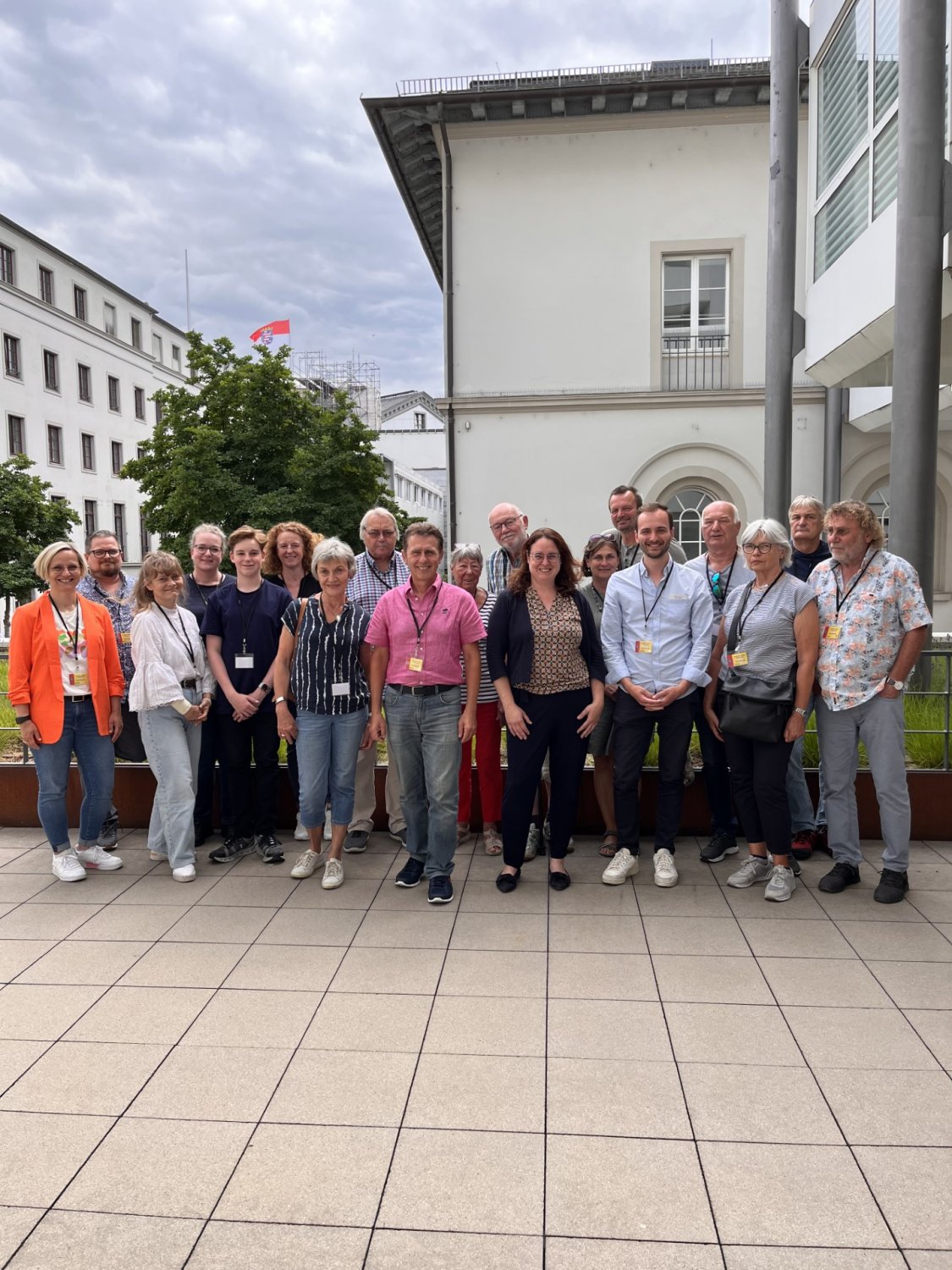 Die SPD Gründau mit Freunden zu Besuch bei Landtagsabgeordneter Lisa Gnadl (Mitte)
