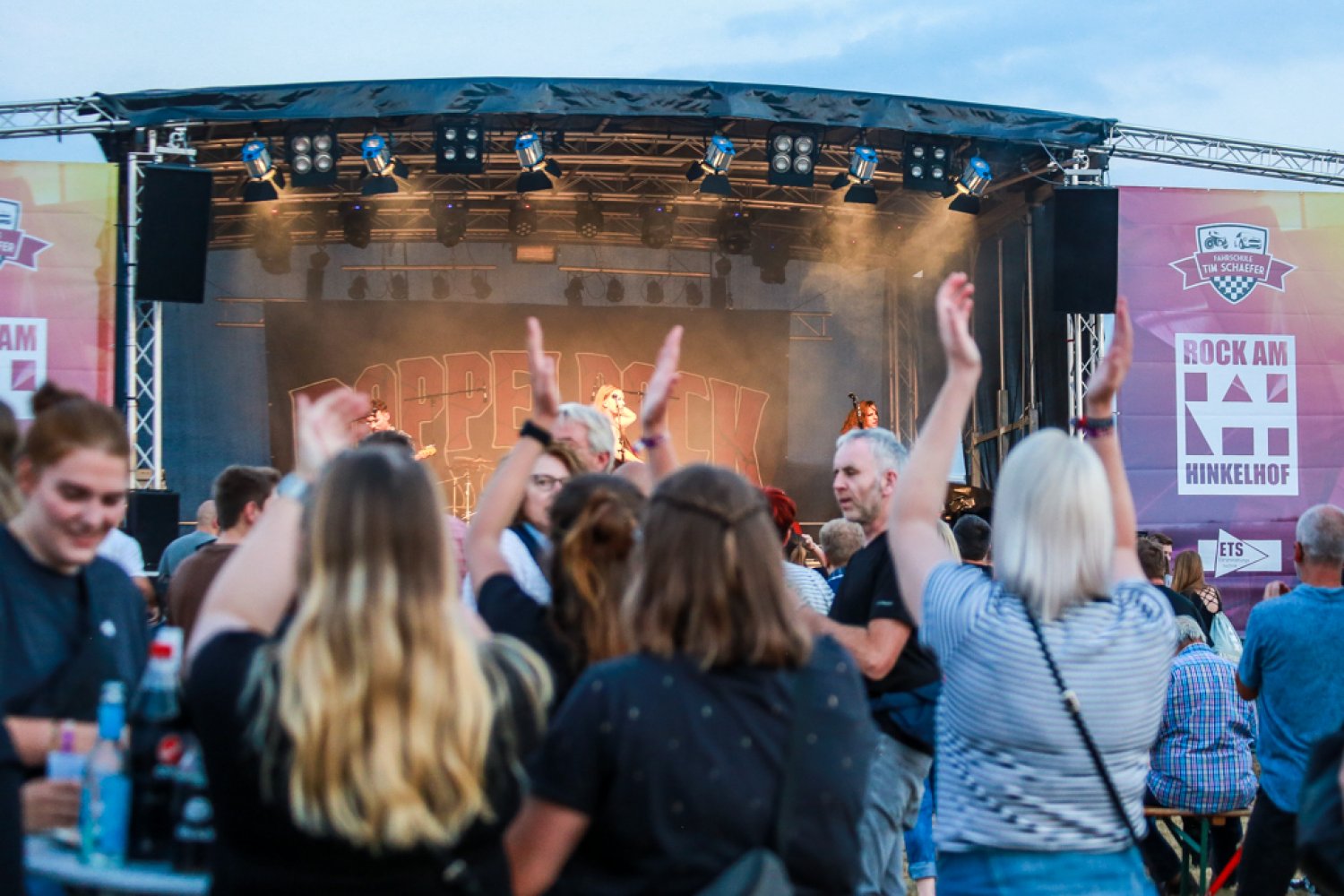 Am 21. und 22. Juli lädt der gemeinnützige Rock am Hinkelhof e.V. zu 20 Jahren Festival ein. Mit zwei Bühnen und 18 Bands können sich Besucher auf das größte Festival seit Gründung freuen.