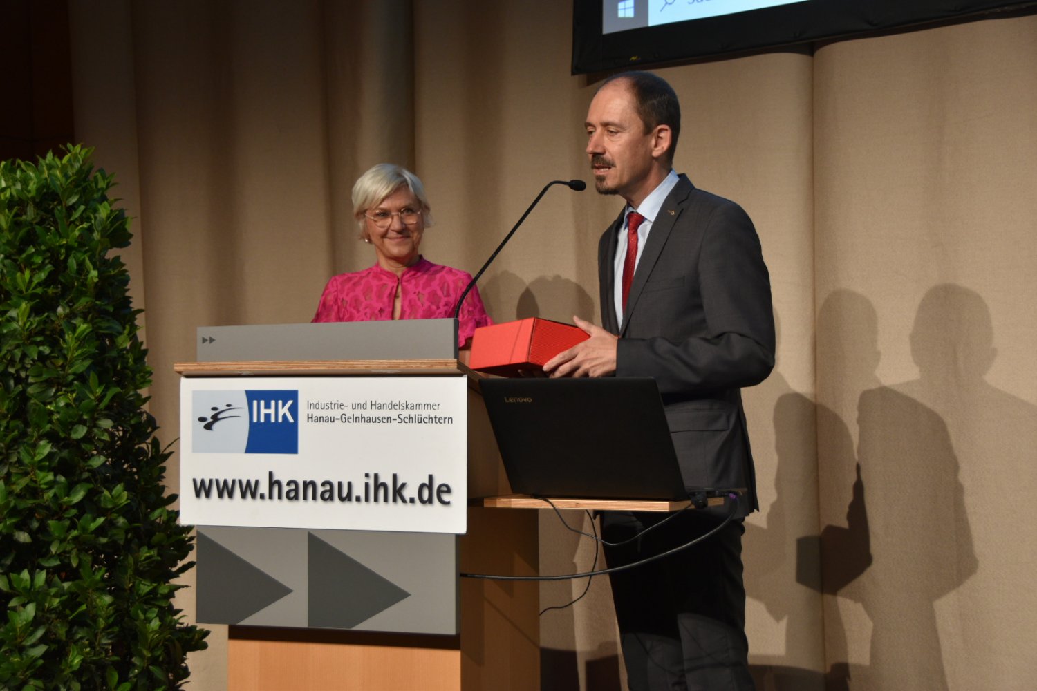 IHK-Präsident Oliver Naumann und Star-Rednerin Prof. Weidenkaff