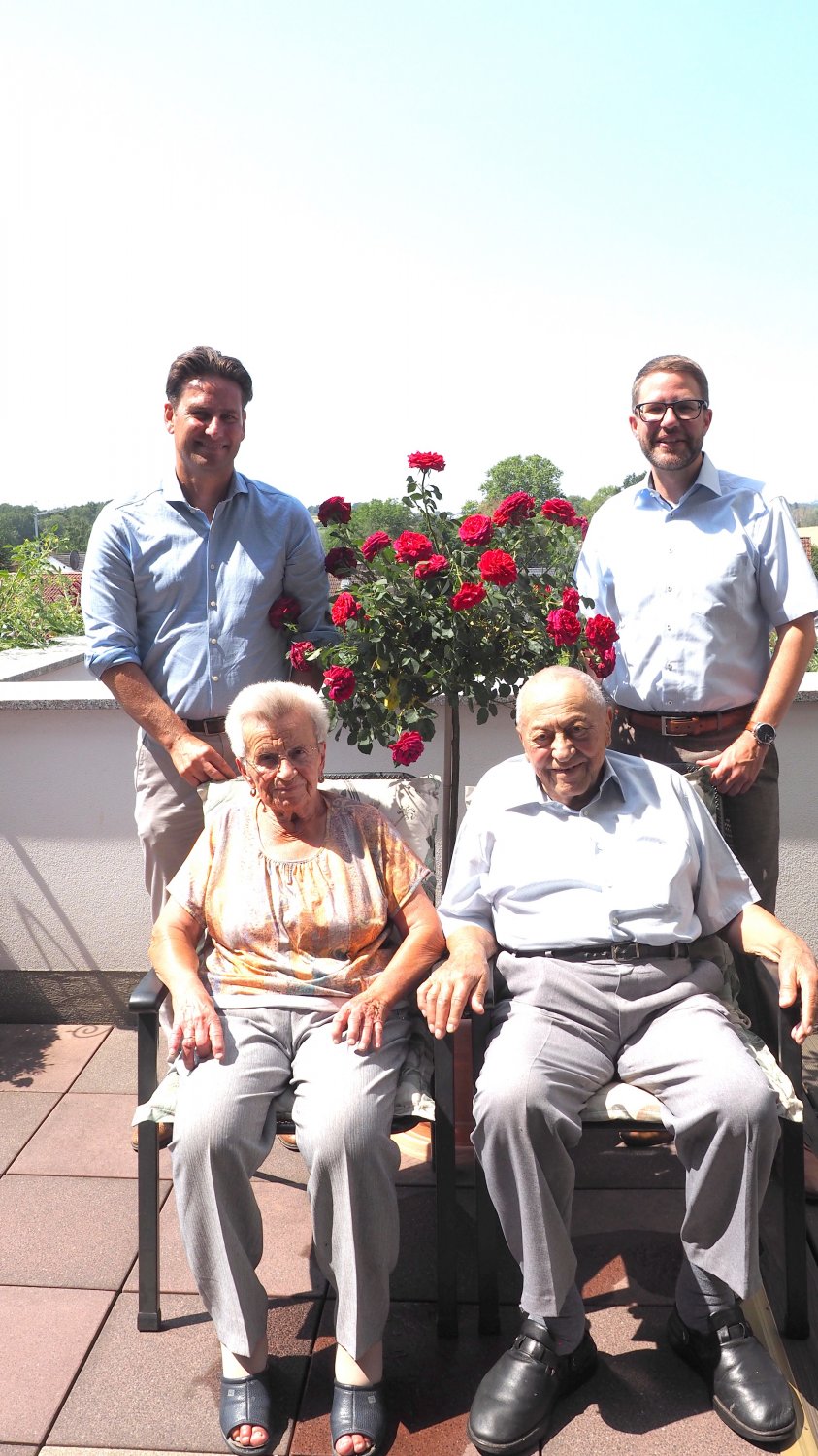 Im Juli 1953 sind Erika und Otto Brosch in der Wallfahrtskirche Mariabuchen in Lohr am Main kirchlich getraut worden. Genau 70 Jahre später feierten sie auf der großen Terrasse ihres Rüdigheimer Hauses ihre Gnadenhochzeit.