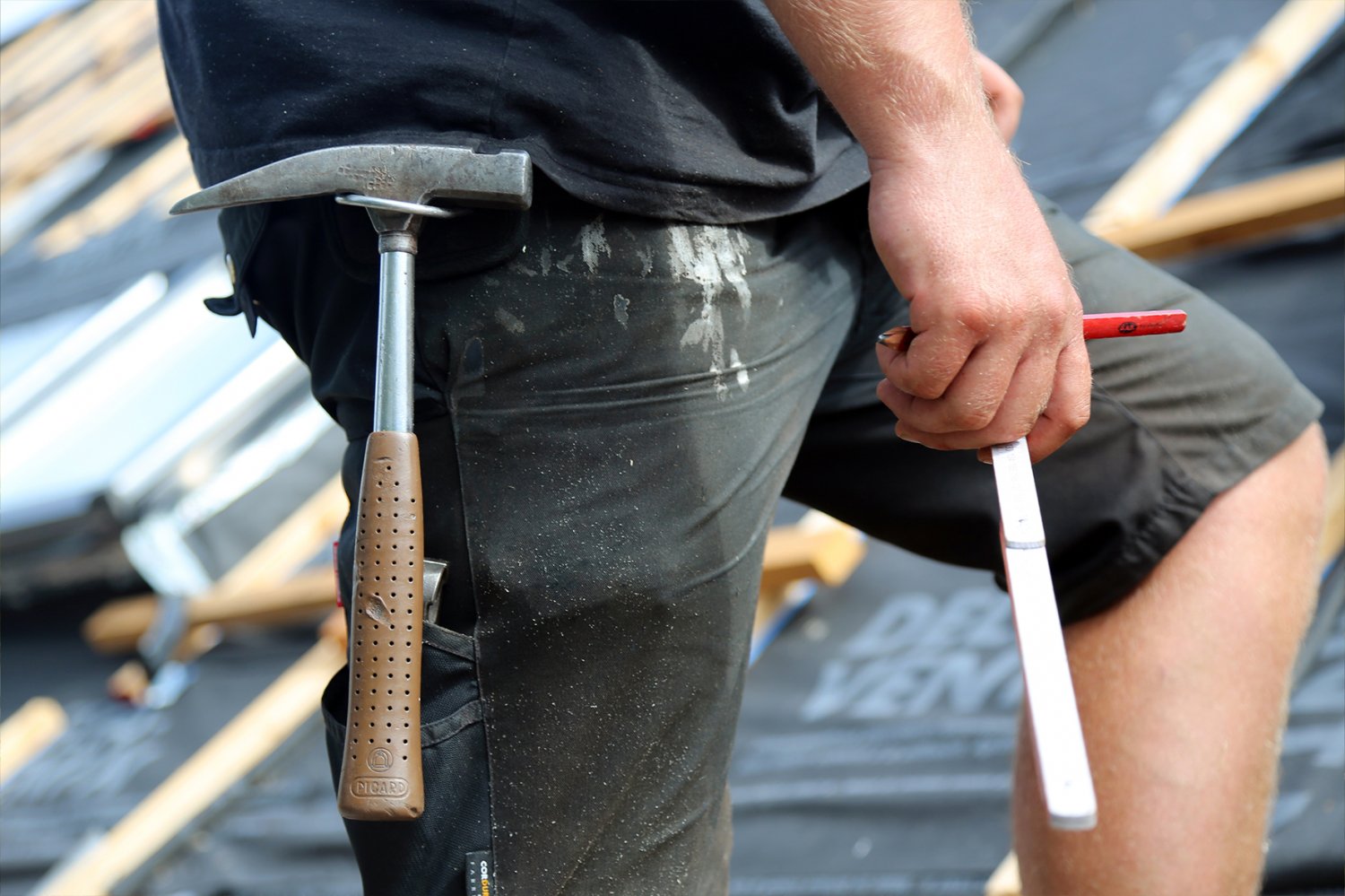 Eine Hammer-Nachricht für die Lohntüte: Alle Dachdecker bekommen in diesem und im kommenden Jahr eine Inflationsausgleichsprämie.